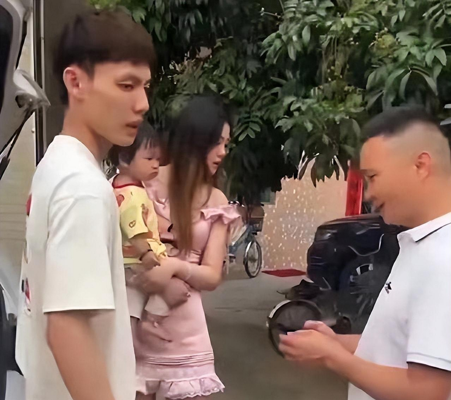 徐杰回老家参加婚礼.