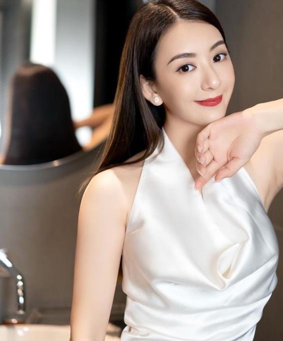 郭富城媳妇素颜现身!香港餐厅引爆讨论,你敢信这是同一个人吗?