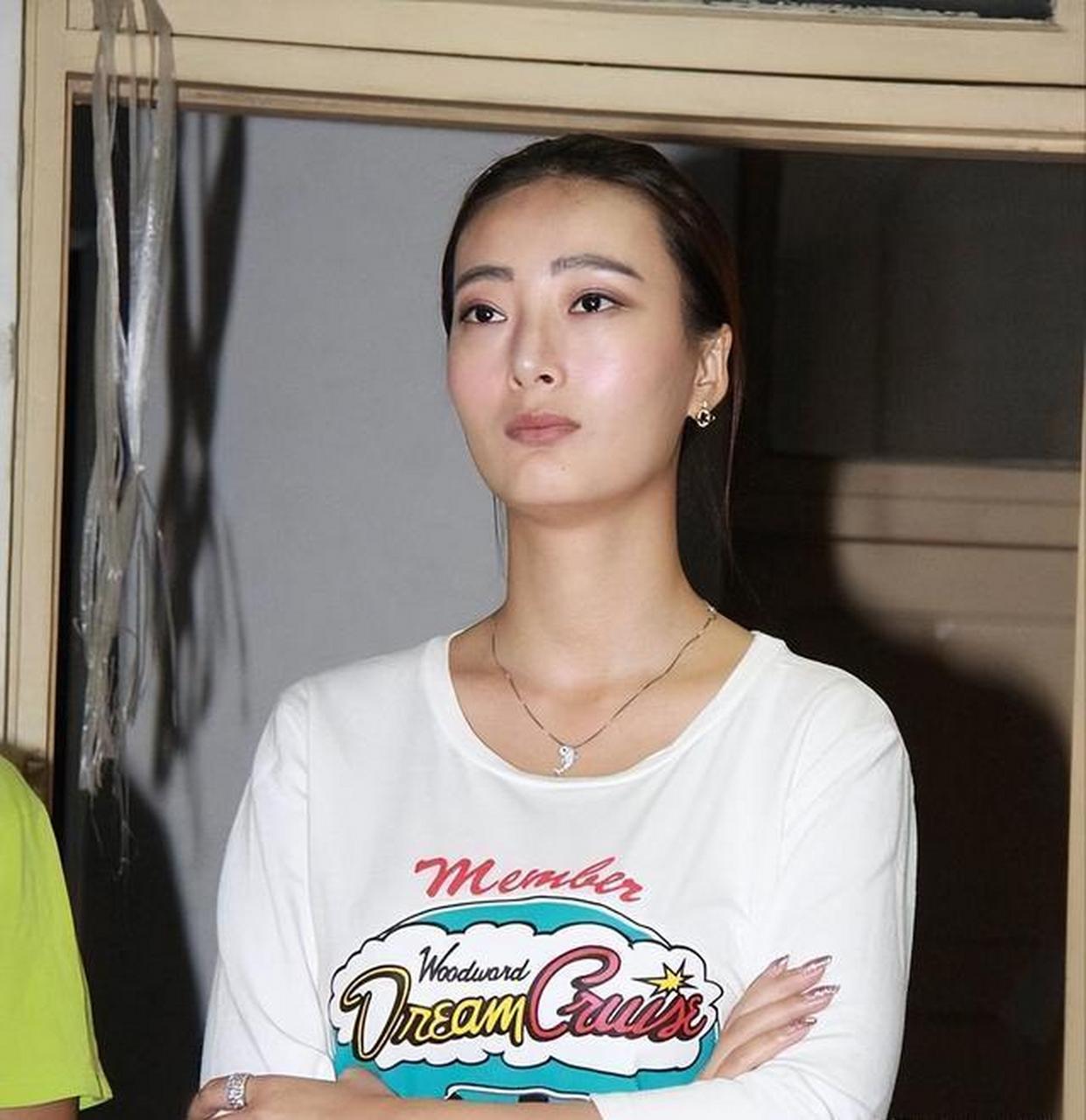 她凭借内衣模特比赛成名,后参演《一路向西》引发争议.