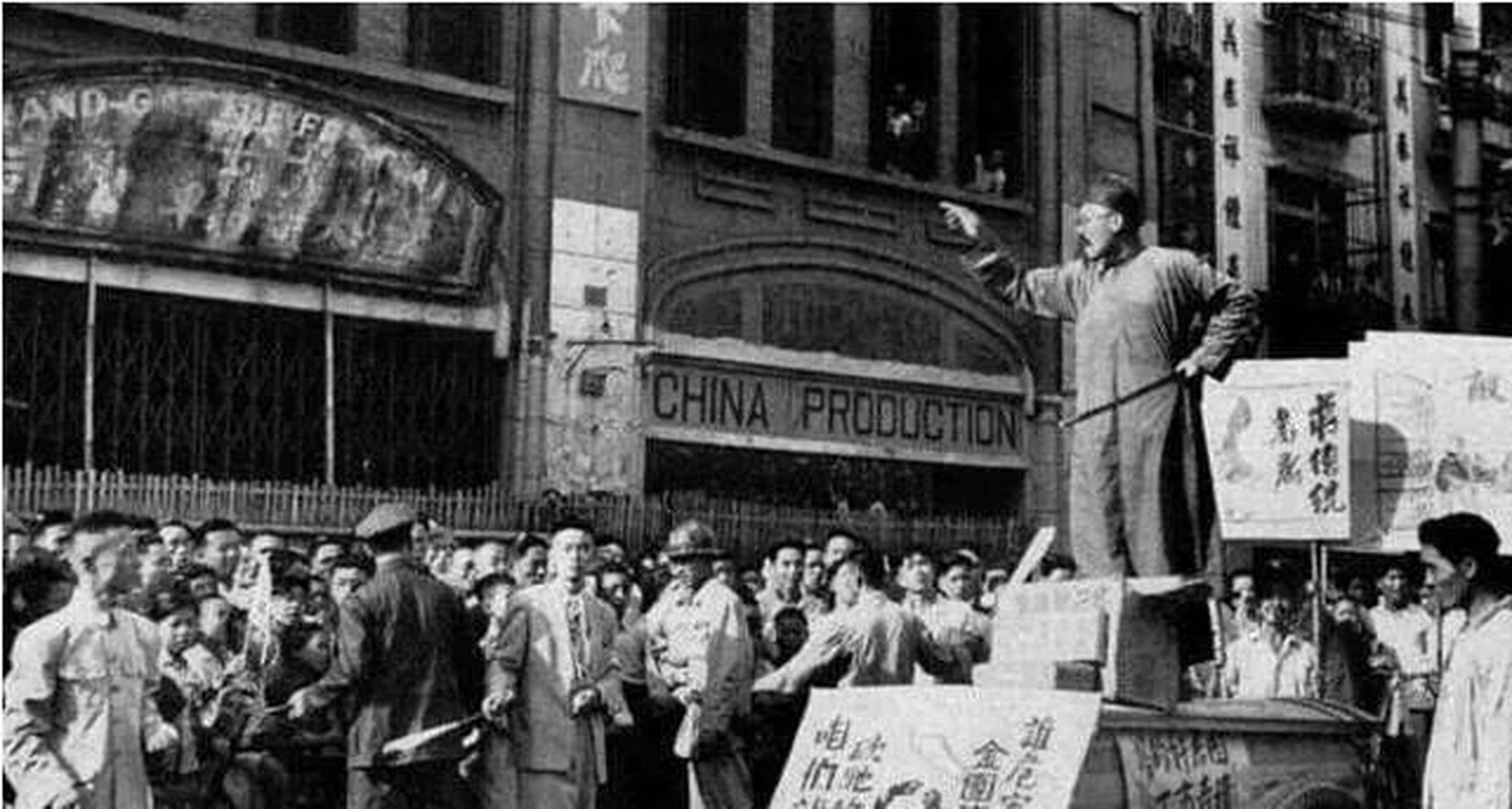 1948年,蒋经国在上海尝试"打老虎"经济改革以挽救国民党政权,但遭遇