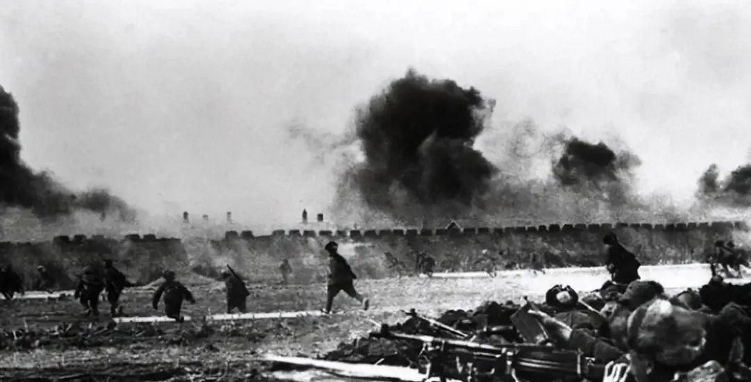 1948年,蒋经国在上海尝试"打老虎"经济改革以挽救国民党政权,但遭遇