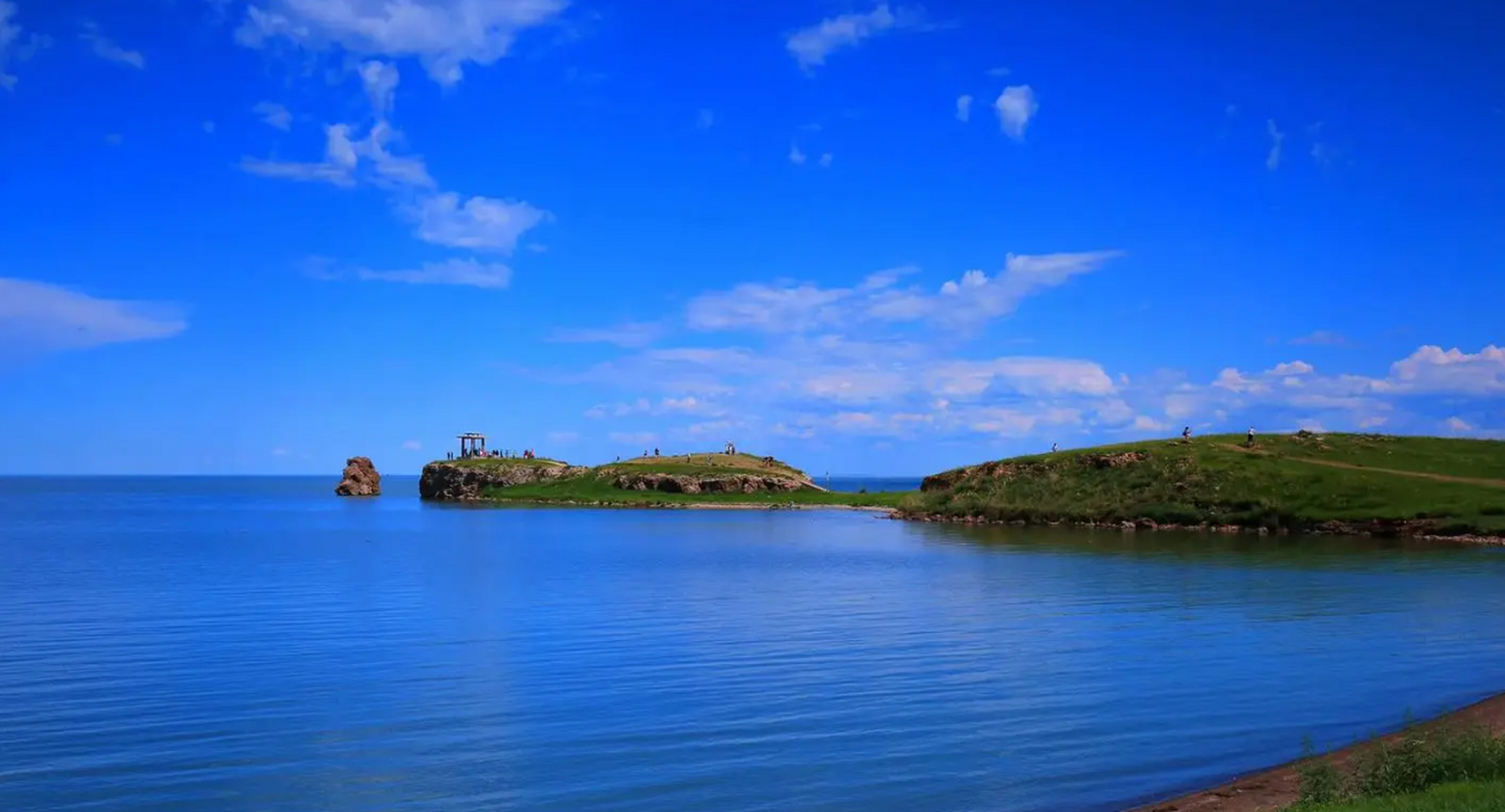 在内蒙古高原的呼伦贝尔,草原,湖泊,森林与彩带河交织成一幅美丽的