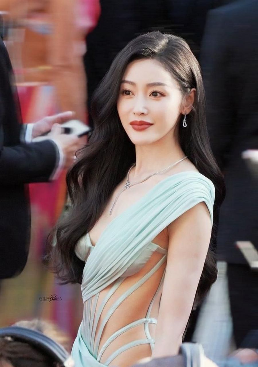 张天爱在第76届戛纳电影节红毯上身穿蓝色镂空礼服惊艳亮相,引发关注