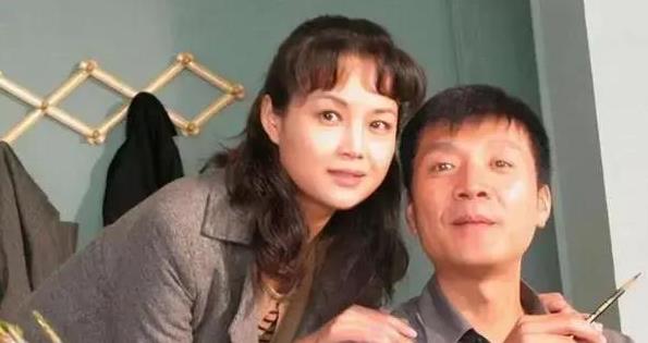 这个女明星有心机,二婚嫁百亿影帝,一家四口全是演员