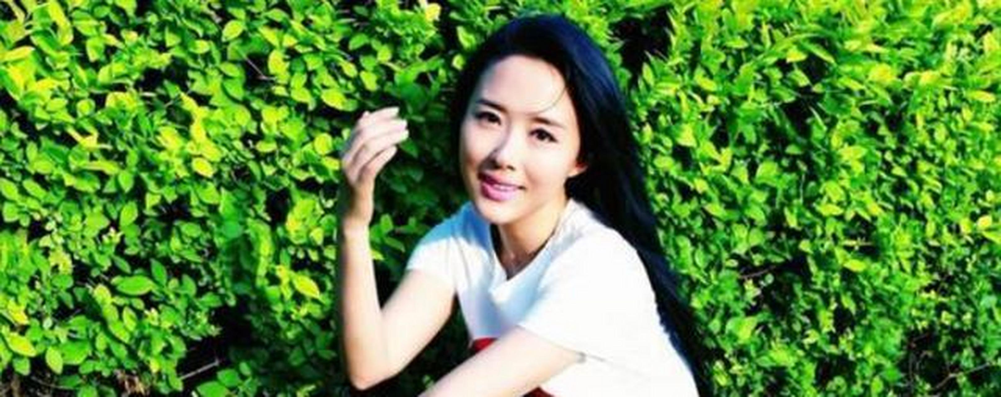 颜丹晨曾与黄晓明,陈坤同窗,以出众容貌著称,但演艺生涯曲折.