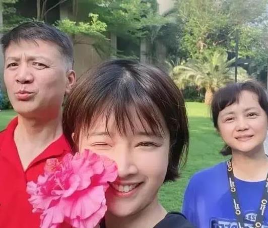 这个女明星有心机,二婚嫁百亿影帝,一家四口全是演员