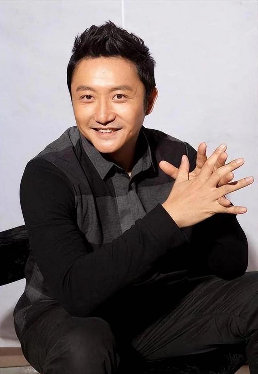 涂松岩在酷暑中坚持拍摄,展现了坚韧精神.