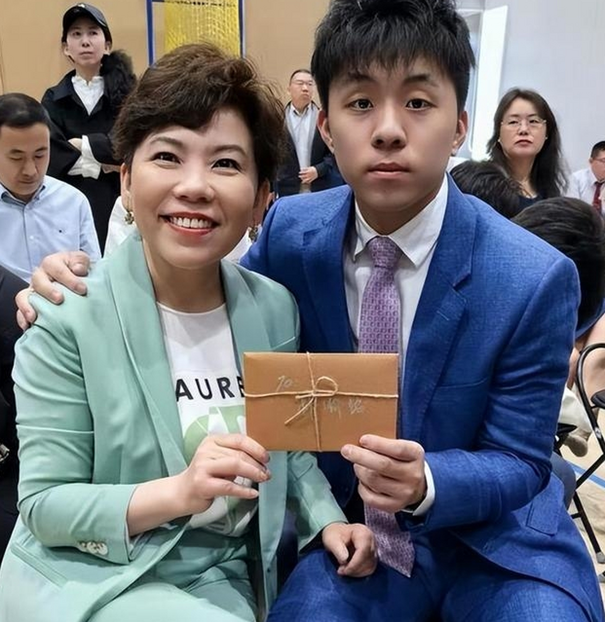 乒乓球传奇邓亚萍与丈夫林志刚异国重逢后结婚,共同经营家庭,培养优秀