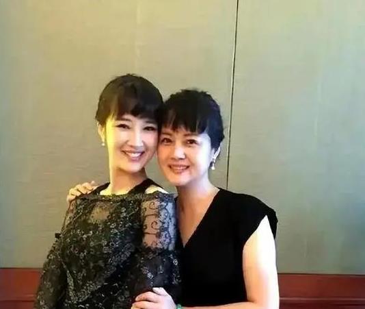 这个女明星有心机,二婚嫁百亿影帝,一家四口全是演员