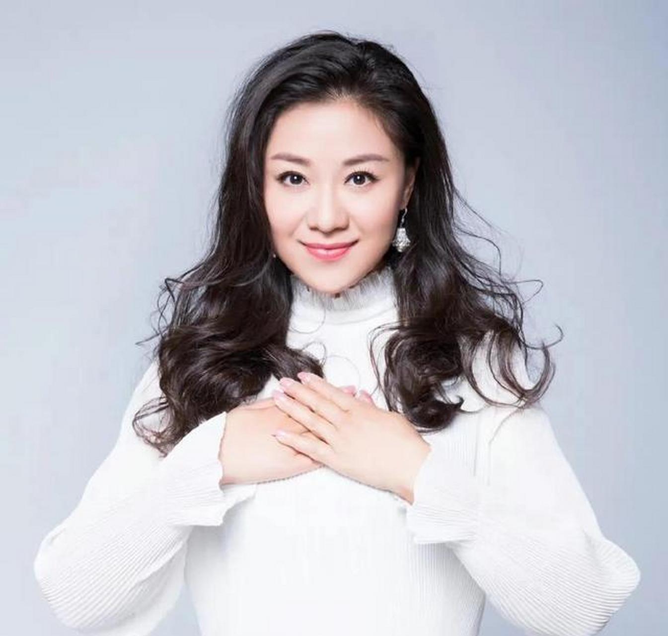 王丽达与汤子星因共同演出相识,两人逐渐发展为恋人并最终结婚.