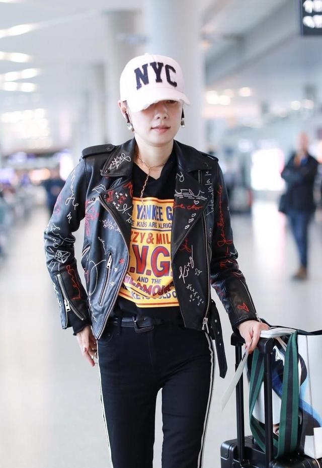 马伊琍恢复单身后真时髦,穿印花皮衣配运动裤,在机场走路带风