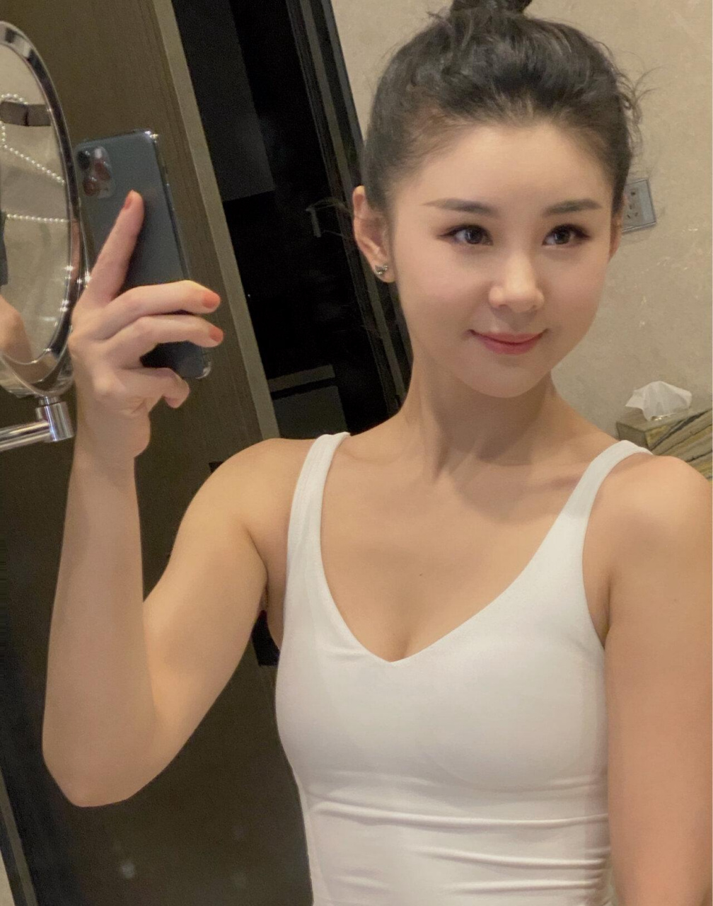 李小萌产后健身照惊艳亮相,辣妈风采不减当年!