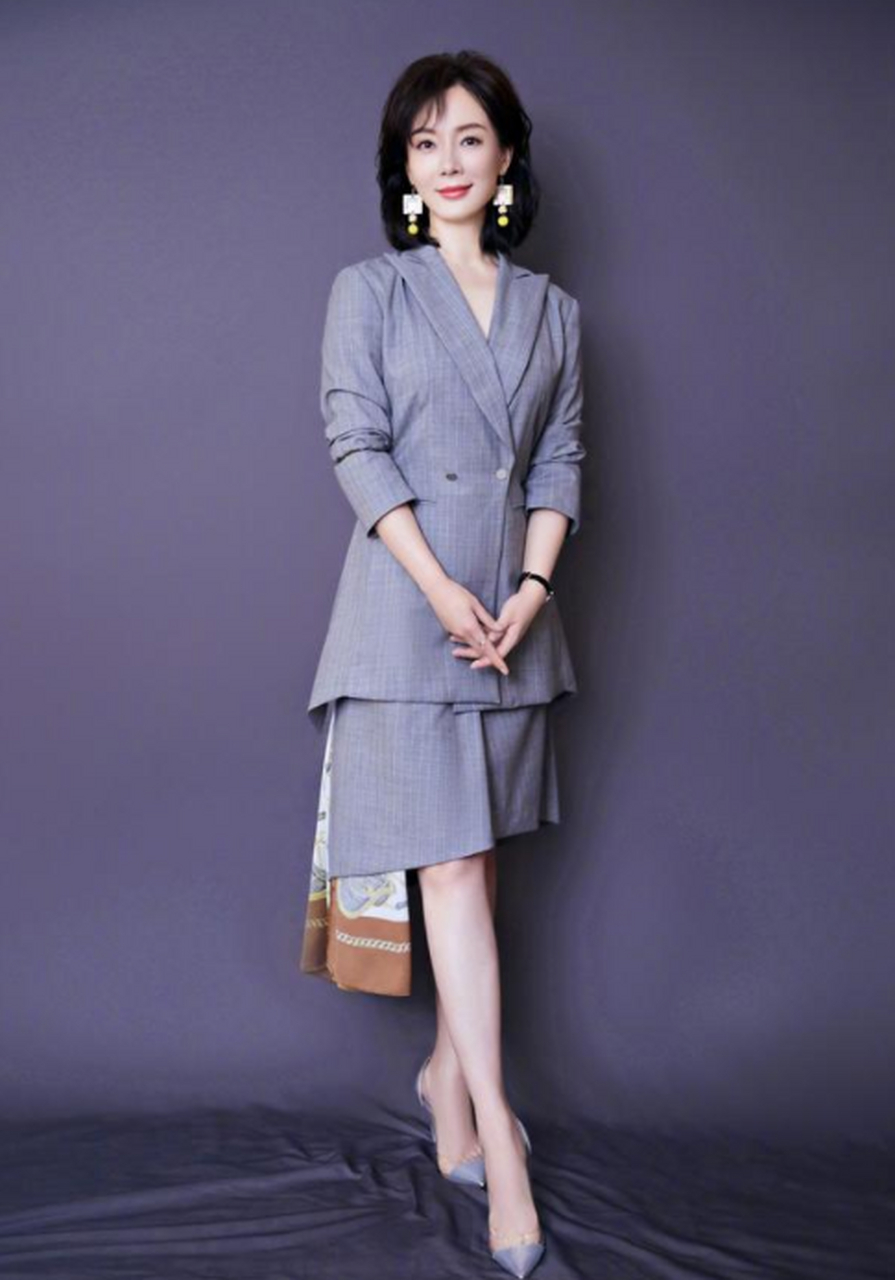 中年女性应选简约服装,陈数示范了多种搭配.