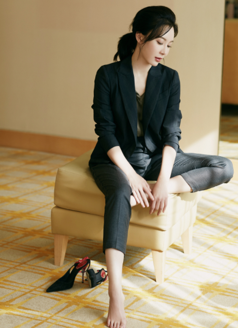 中年女性应选简约服装,陈数示范了多种搭配.