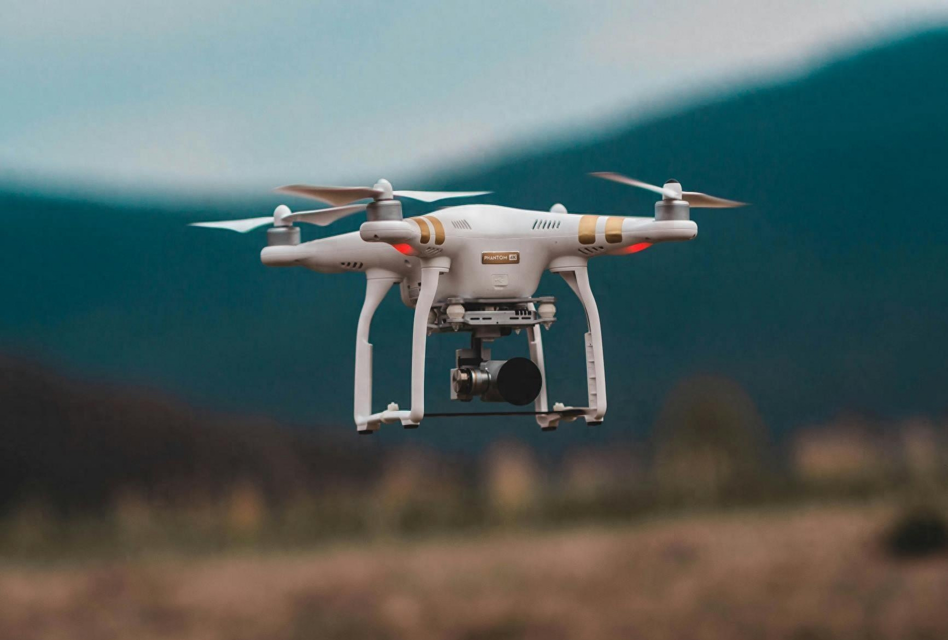 《无人驾驶航空器飞行管理暂行条例》实施,提供飞行规范与监管.