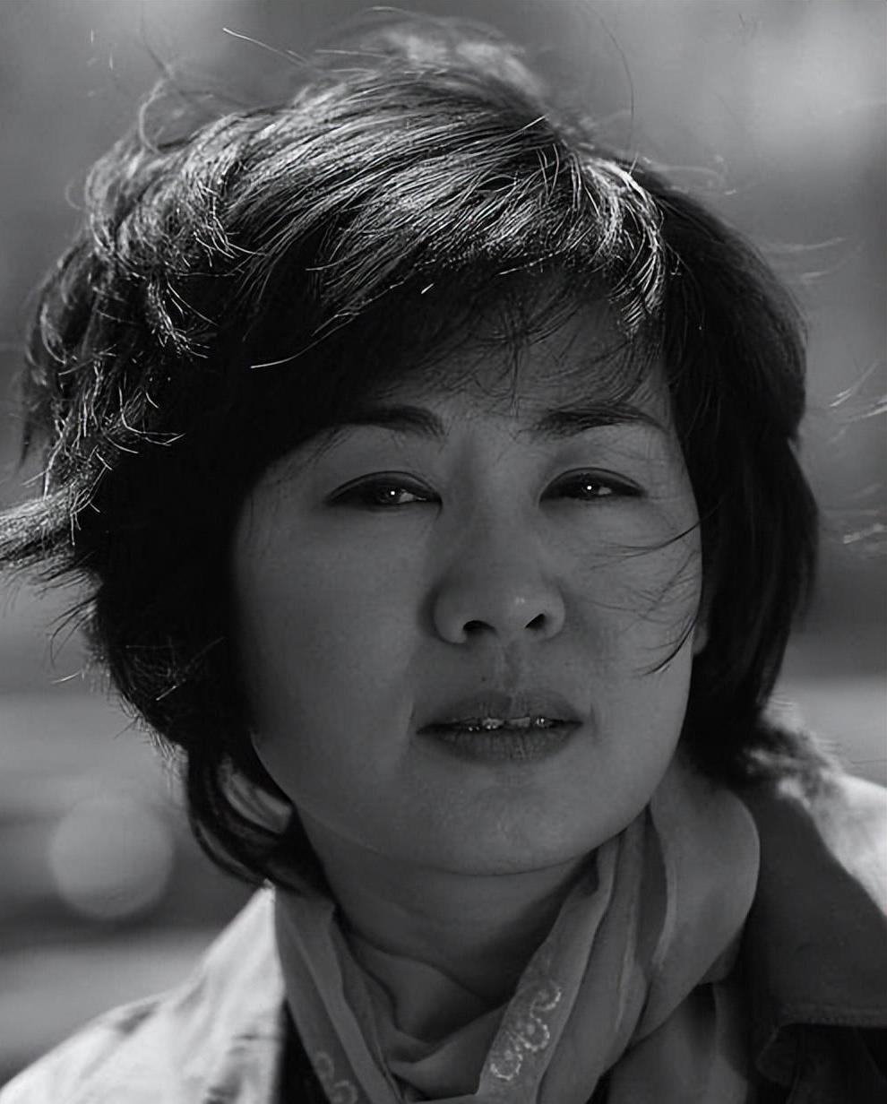 演员丛珊:曾靠《牧马人》爆红后嫁法国人,如今却带儿子回国发展