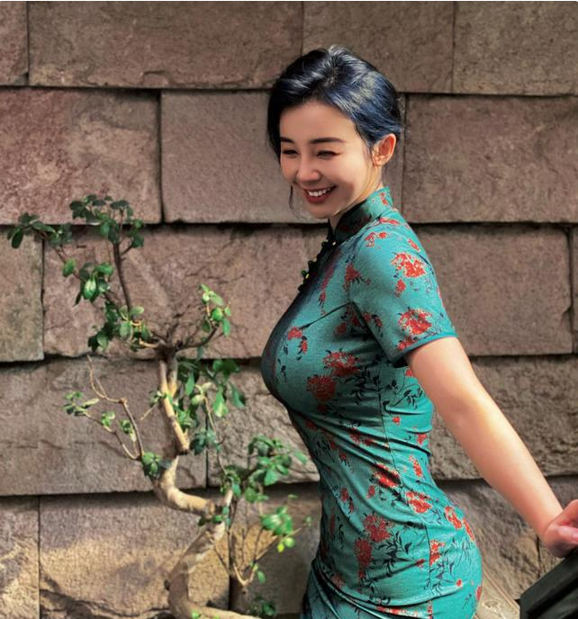 nba主播张曼源:1米78大长腿,上围傲人又吸睛,身材火辣凹凸有致