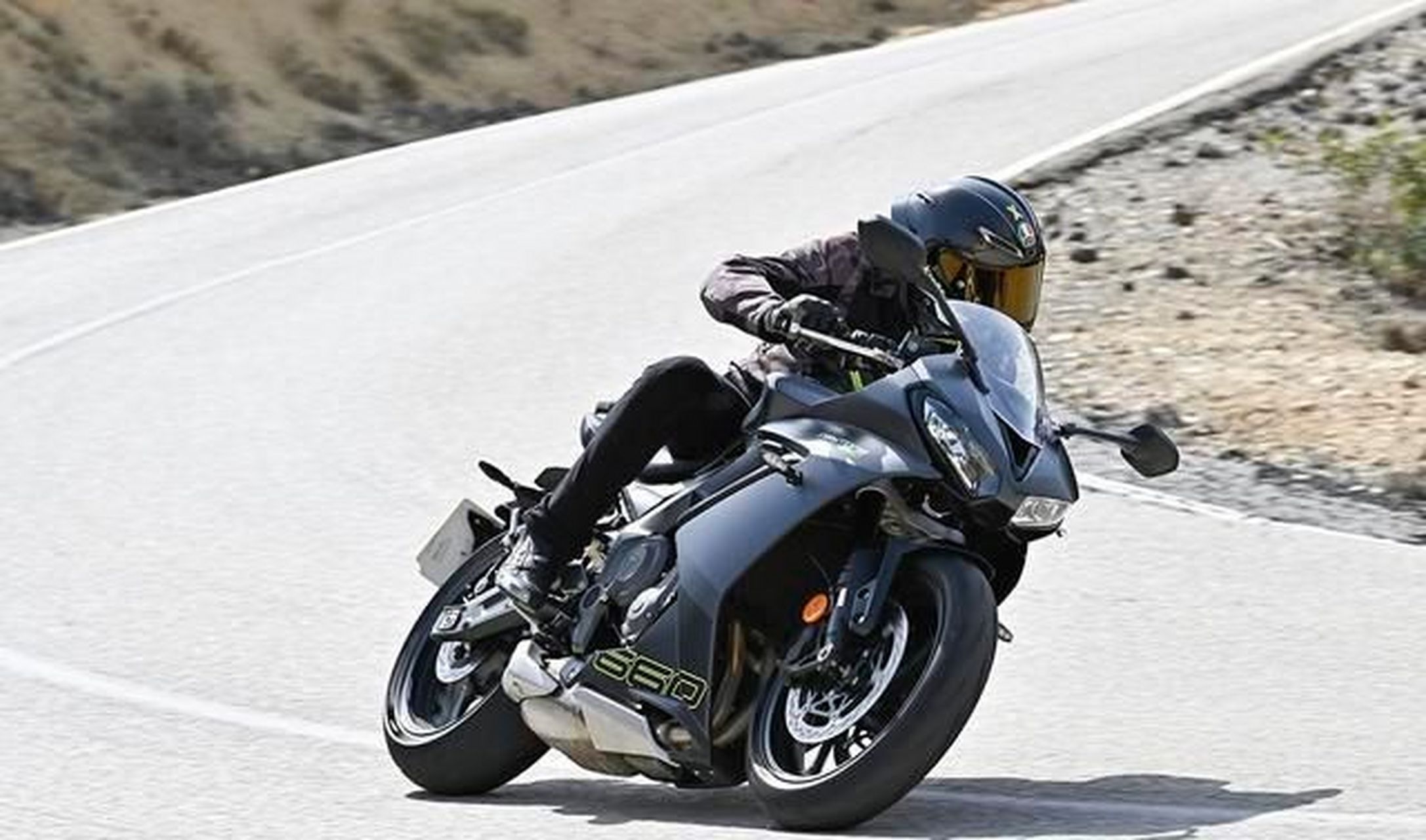 triumph推出新款daytona660摩托车,完美融合日常通勤与速度激情.