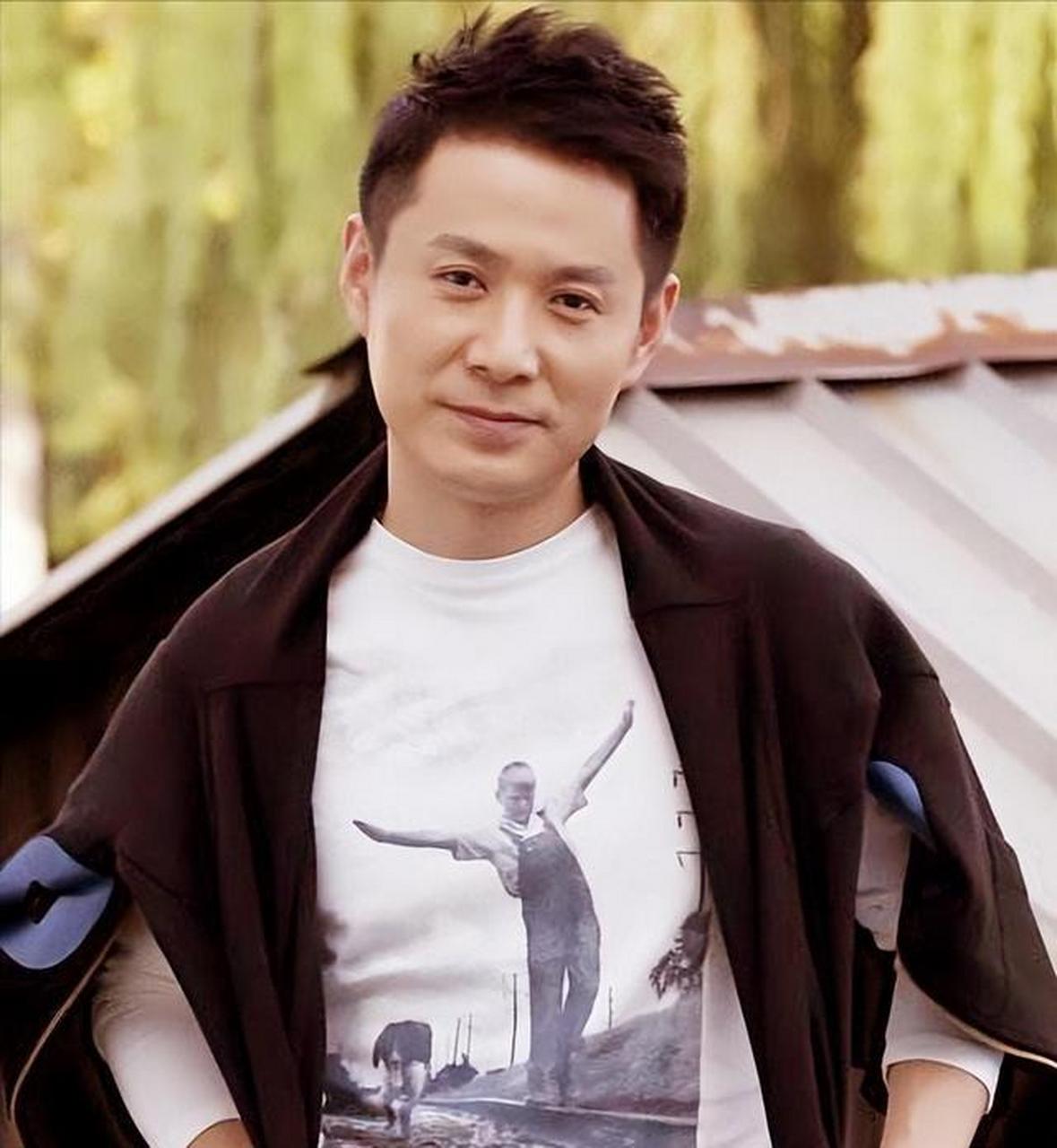 而常小川则是满怀理想与憧憬的新人.两人命运如何交织?