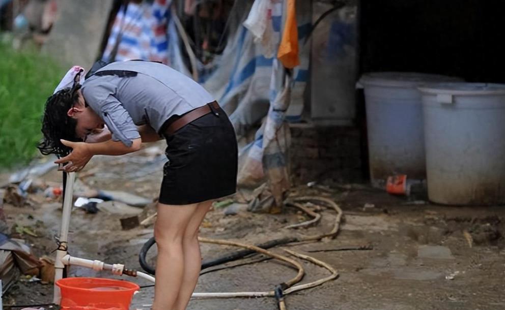 工地女工的生活令人心酸:长期劳累不堪,毫无隐私可言