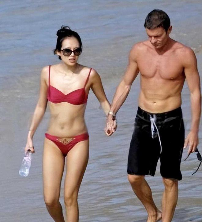 章子怡做梦都想删除的照片,风云往事:和洋男友海边叠罗汉!