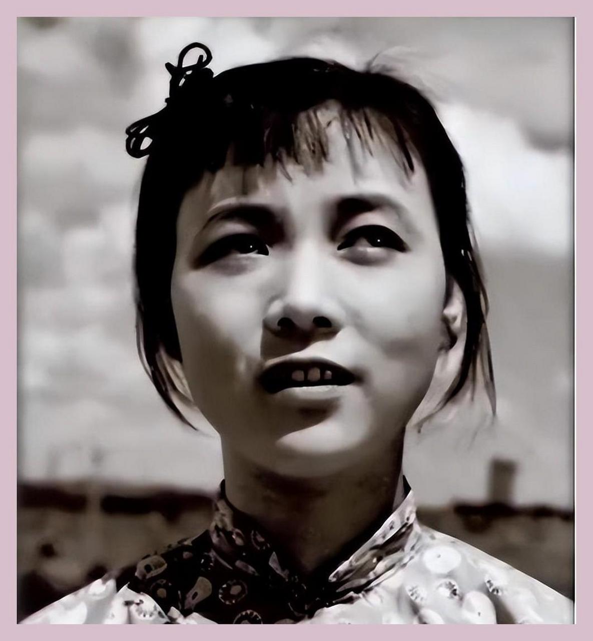 田华因出演电影《白毛女》成名,历经艰辛却坚韧不拔.