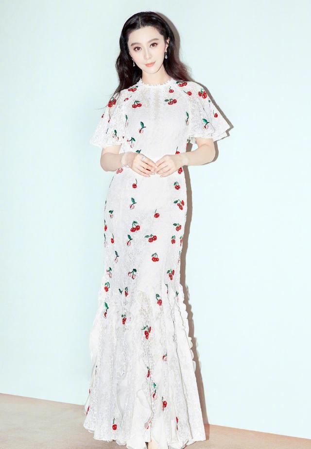 范冰冰风格大变,一袭蓝色印花旗袍配黑长直亮相,像换了个人似的