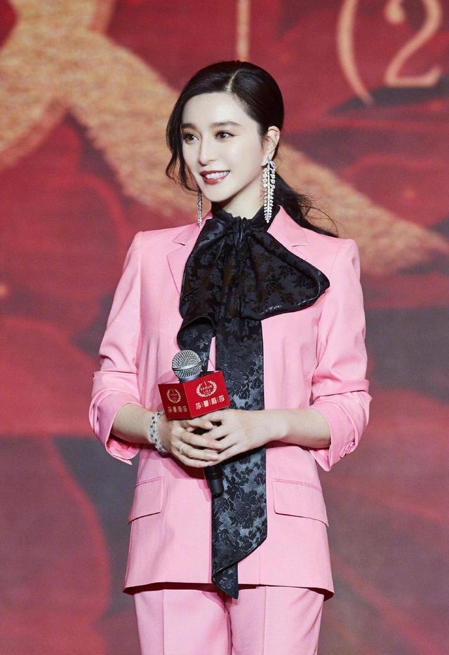 范冰冰风格大变,一袭蓝色印花旗袍配黑长直亮相,像换了个人似的