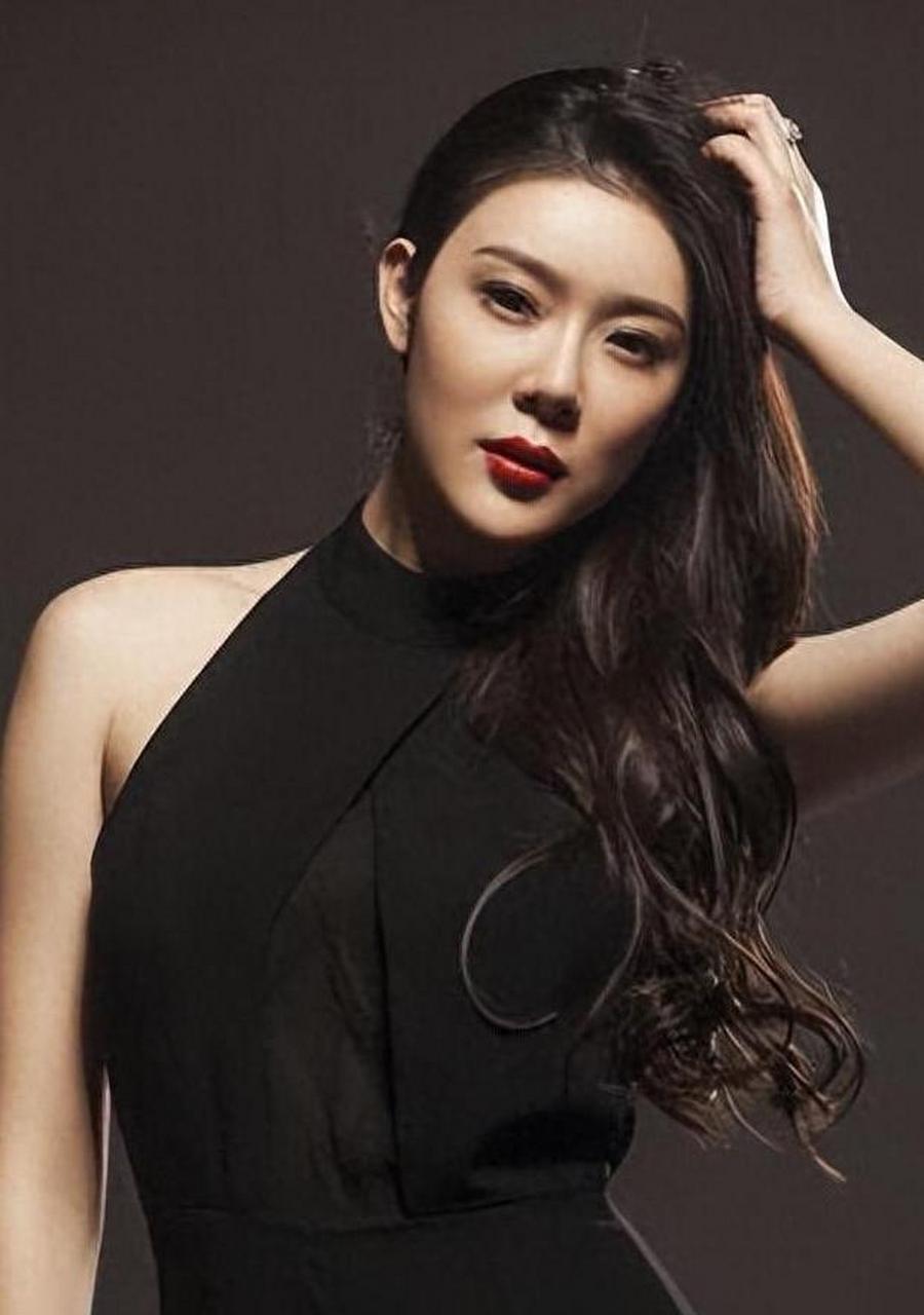 赵雅淇凭迷人外表涉足娱乐圈,成名后卷入李泽楷和林丹的绯闻风波,备受