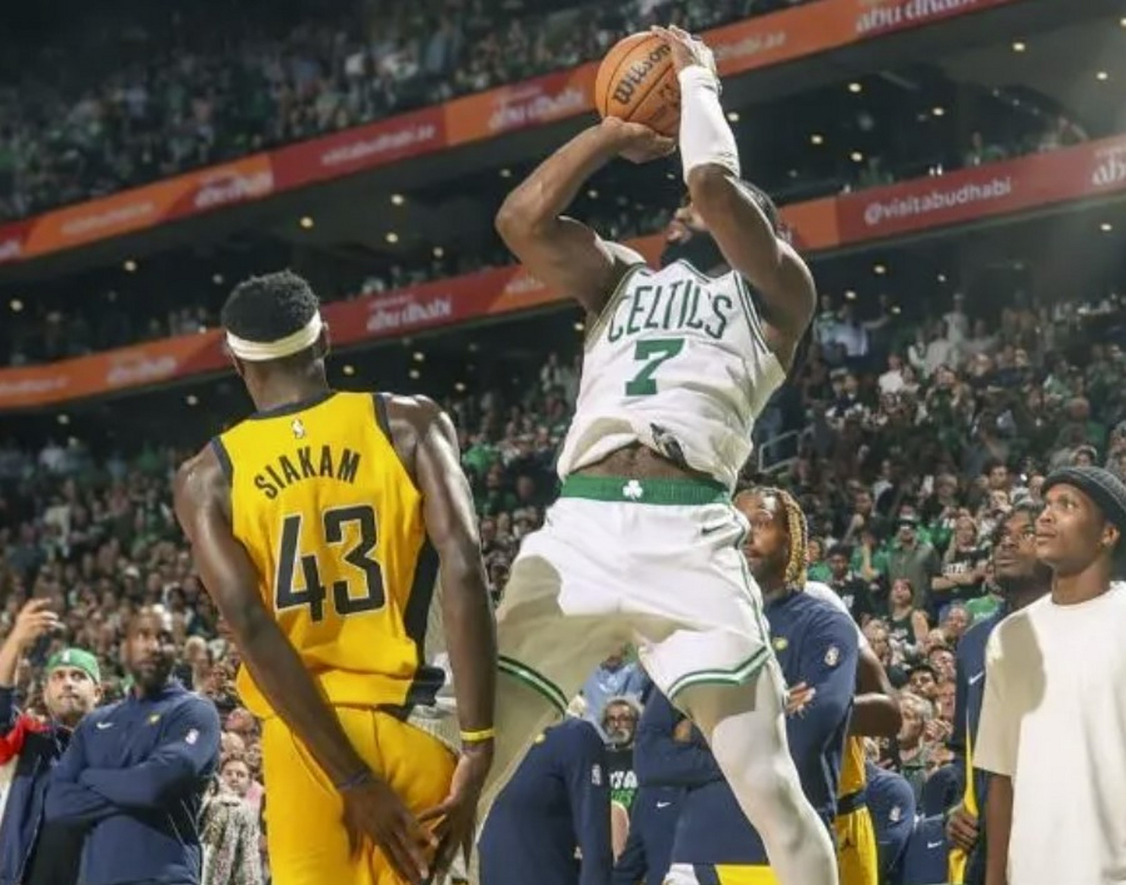 杰伦·布朗的绝平三分,拯救了凯尔特人这一场比赛,但这些令人头疼的"