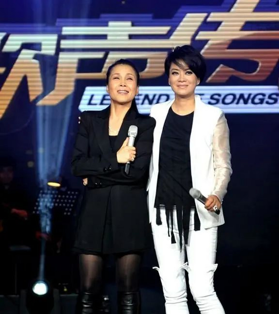 田震毛阿敏罕见同框,惊艳四座!黑色look与亮色系穿搭碰撞出火花四溢.