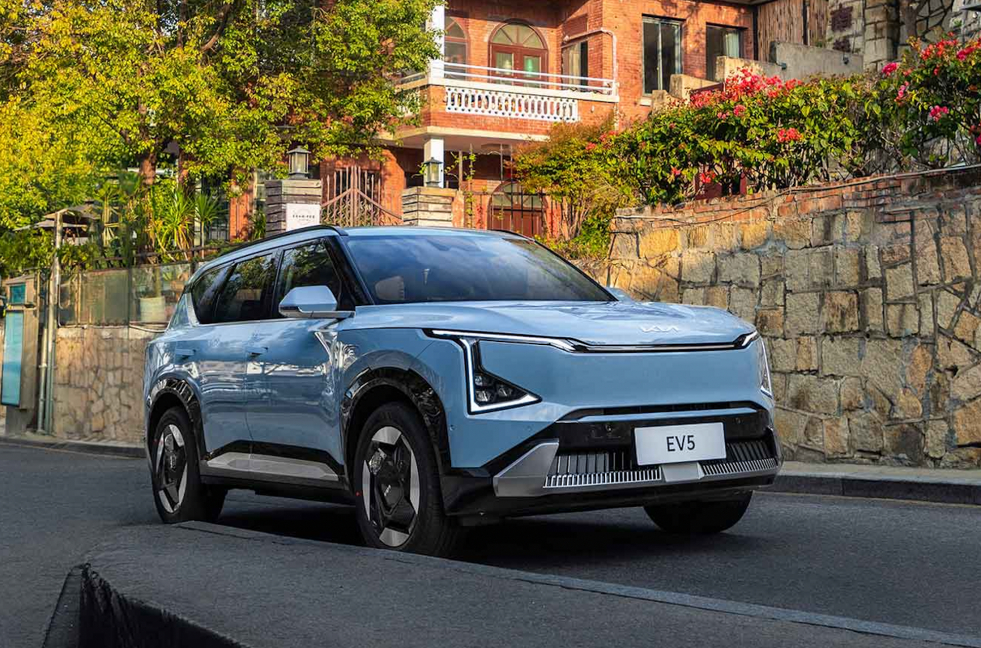 在15万级预算下,起亚ev5凭借快充优势,灵活空间设计和丰富座椅配置脱