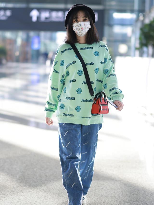 "柳岩"终于换风格,穿卫衣配牛仔裤走机场,超减龄像个大学生