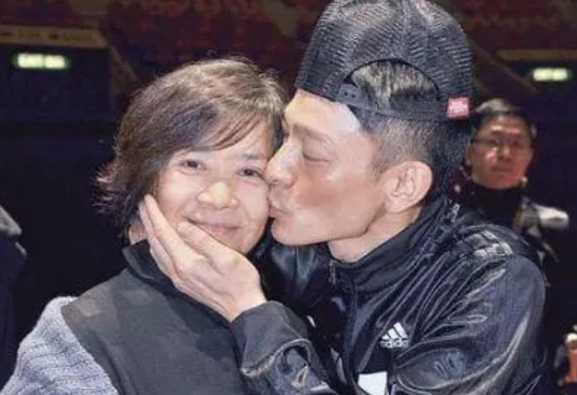 叶德娴与刘德华展现深厚情谊,叶德娴经历复杂家庭与婚姻波折,事业成功