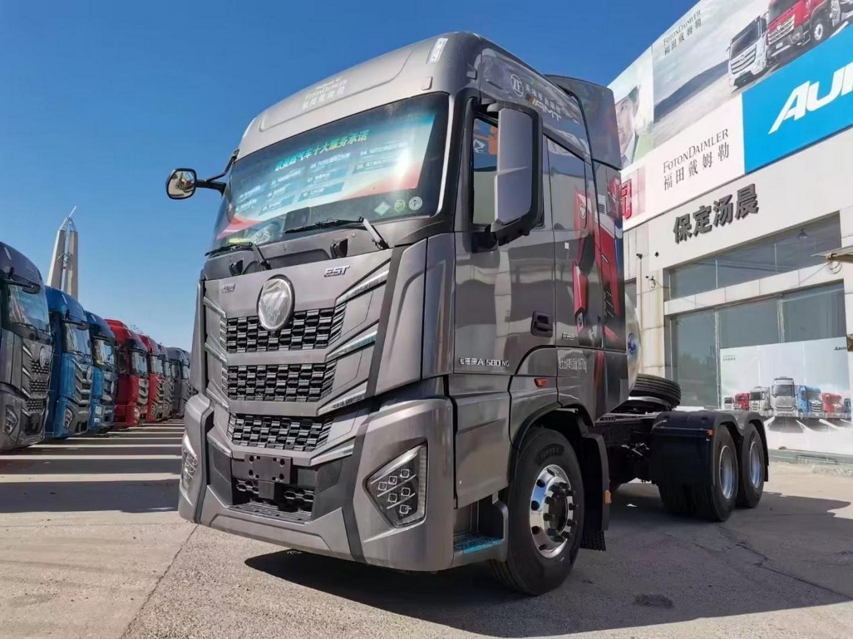 欧曼est星辉版燃气牵引车,动力澎湃且省油省心.