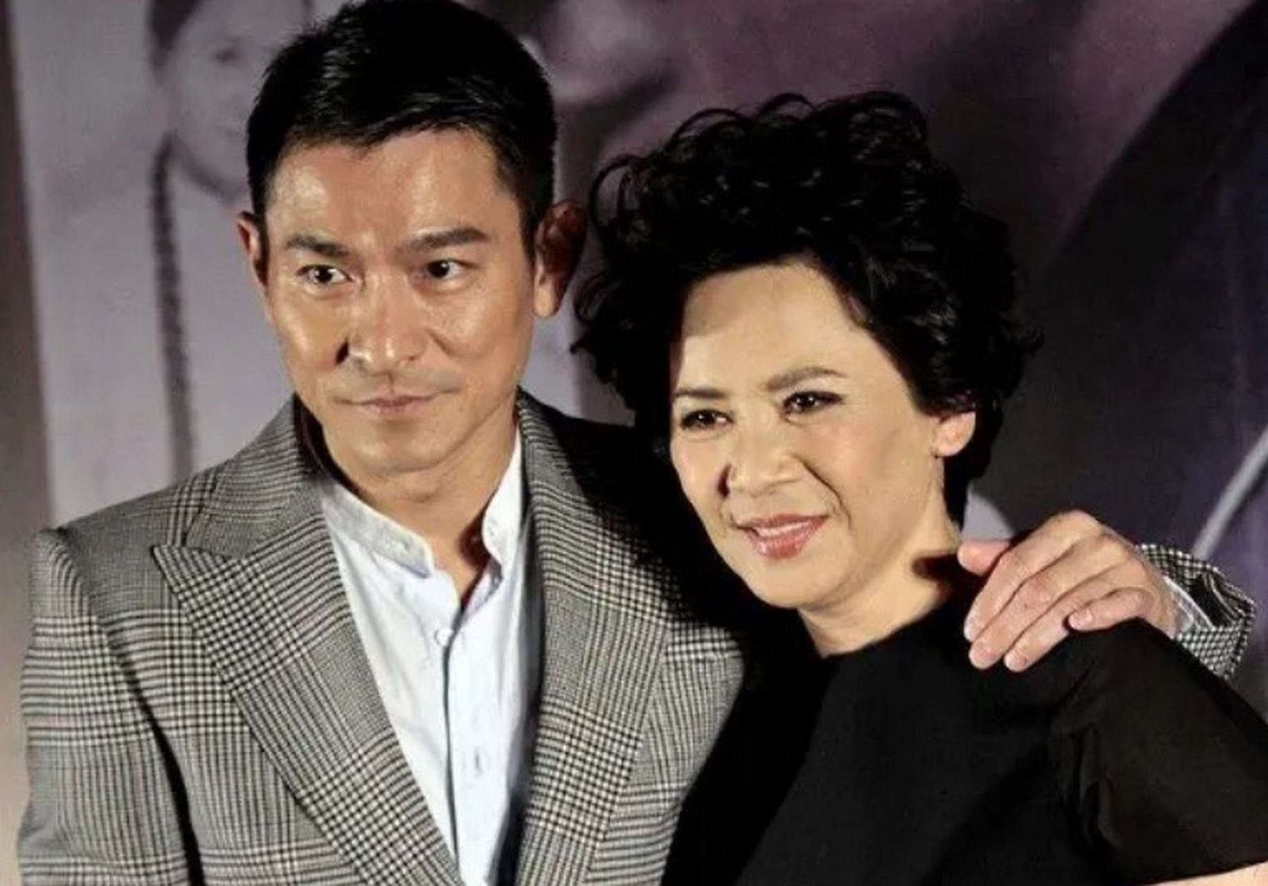 叶德娴与刘德华展现深厚情谊,叶德娴经历复杂家庭与婚姻波折,事业成功