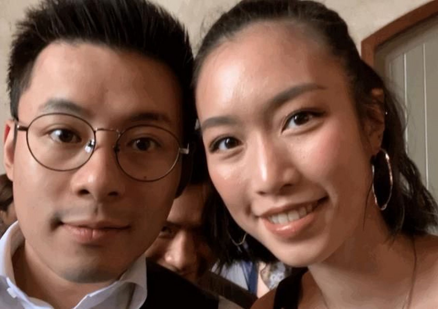 霍家三子霍启仁求婚泰国女友成功,两人恋情低调多年终成正果.