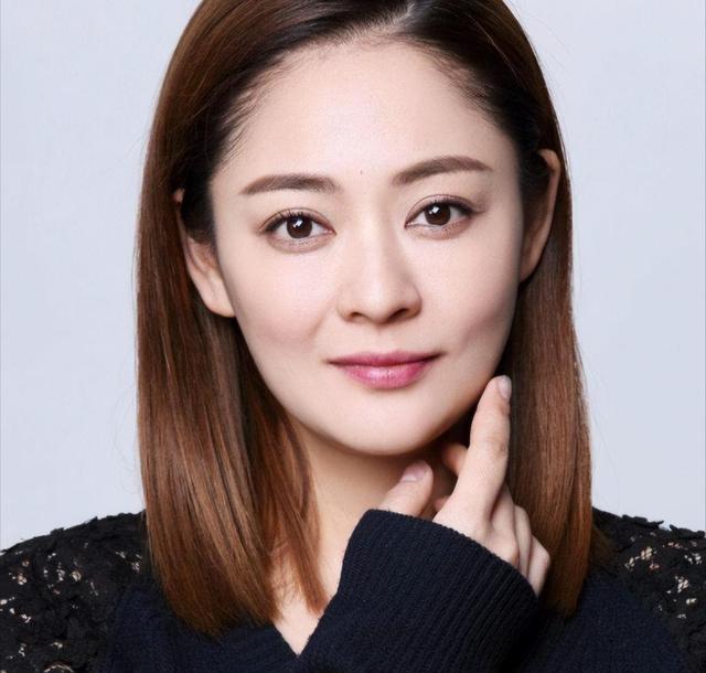 演员连奕名:成名后与妻子离婚,二婚娶杨若兮,前妻红了他落寞了