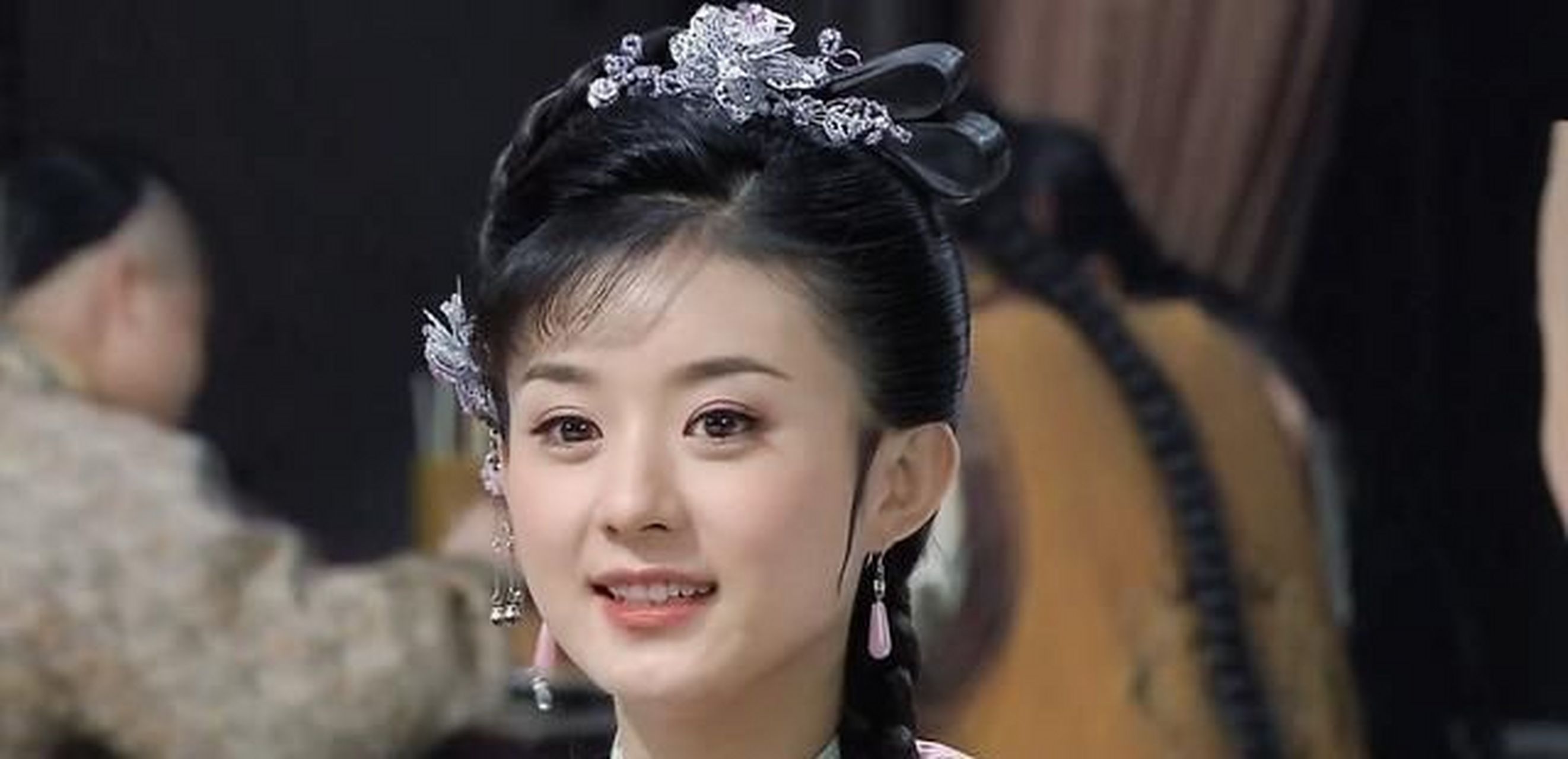 赵丽颖在《还珠格格》中饰演晴儿,以温婉坚强,善良迷人的形象征服观众