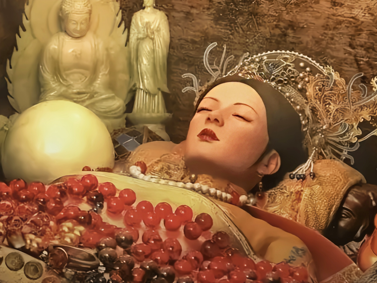 宫女被埋入皇陵陪葬,靠吃花蛇续命,盗墓贼闯入才得以逃出