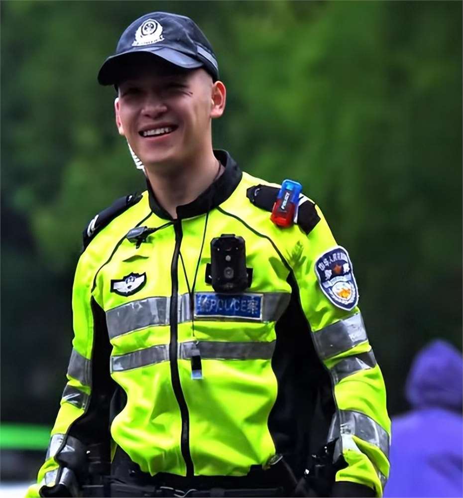 四川街头帅气交警陈俊爆火出圈,网友被迷得神魂颠倒!