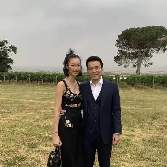 霍启仁低调求婚泰国名模成功!女方家境显赫,豪门恋情再添佳话!