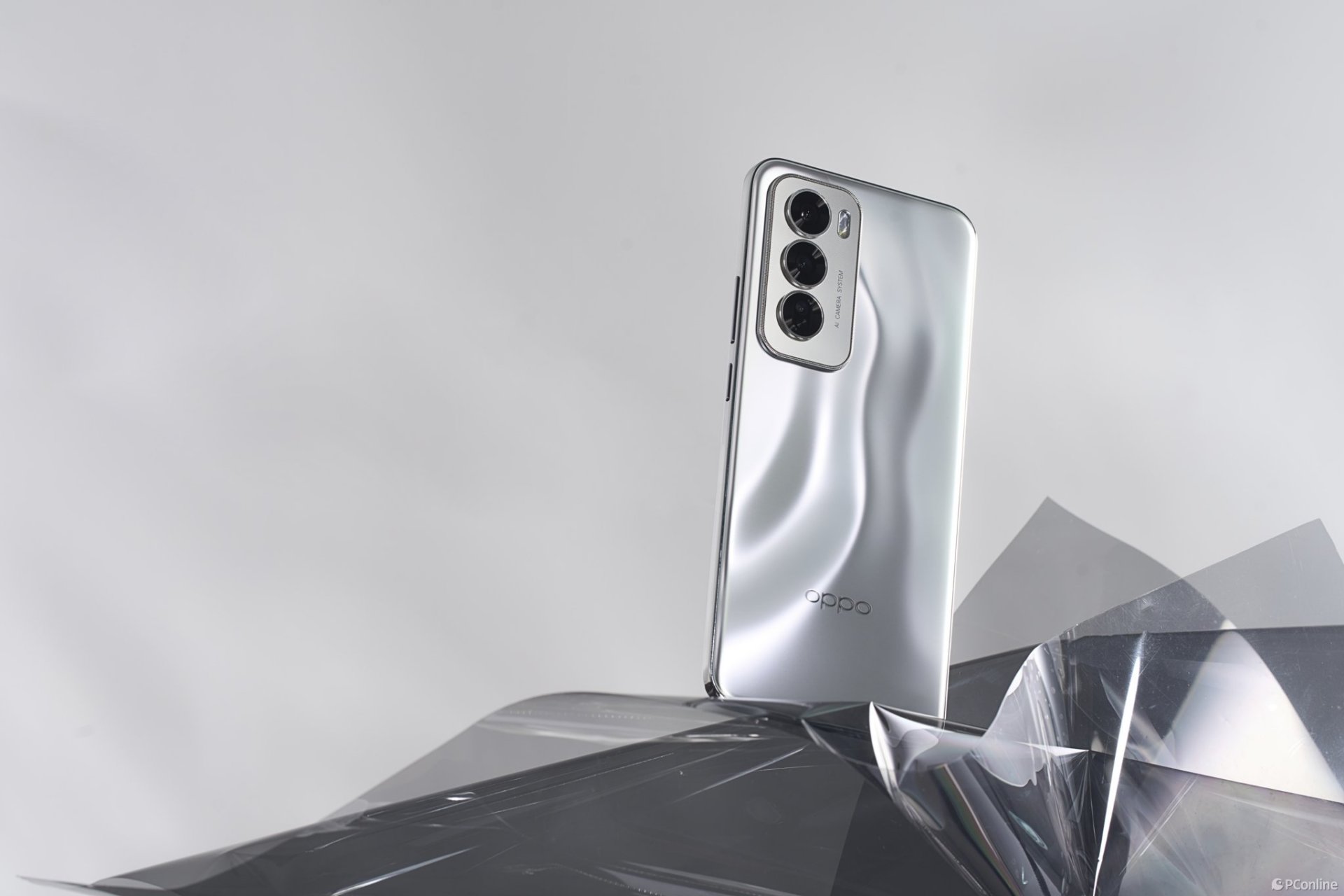 opporeno12标准版定位中端市场,主打时尚设计和ai影像.