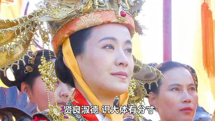 她比皇帝还得民心,皇帝要杀人还要看她的心情