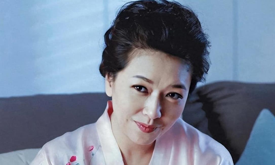 田小洁:与曾萍离婚后,51岁爱上大3岁的江珊,对继女视如己出