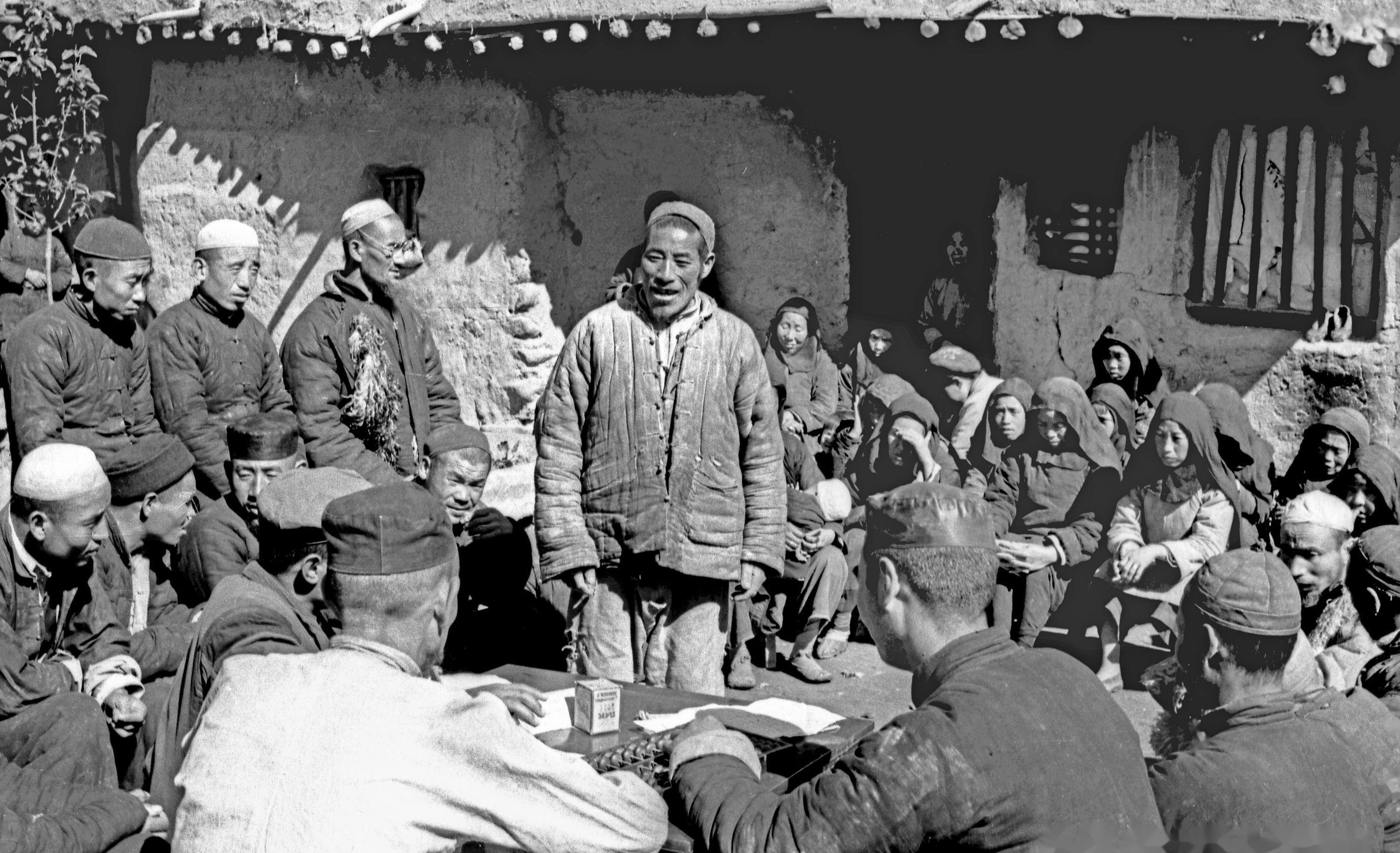 50年代"斗地主"有多激烈?贫农指鼻子破口大骂,地主被当场枪毙