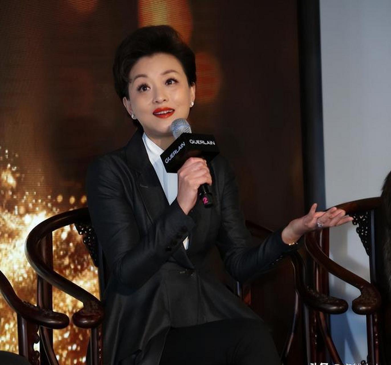 杨澜作为知名主持人,赴美深造后嫁企业家吴征,共创事业.