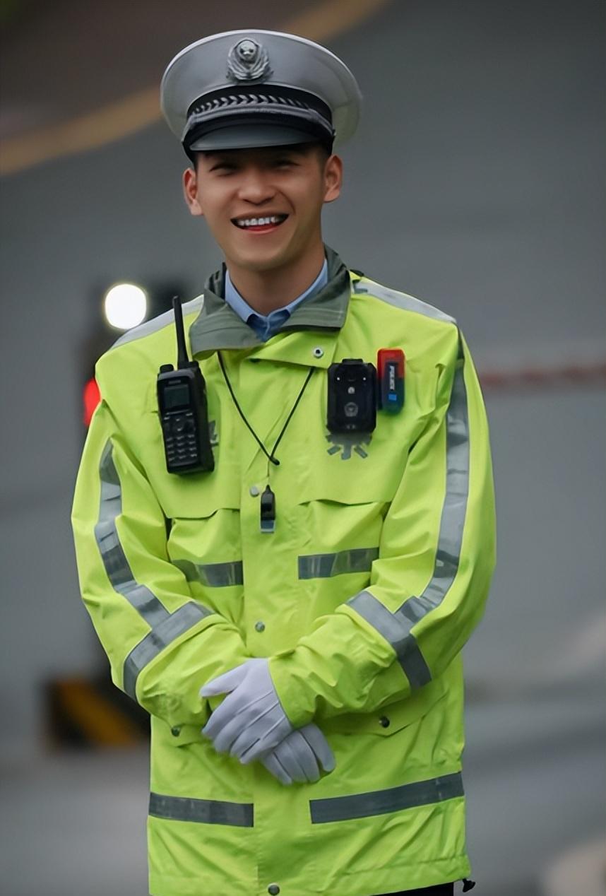 四川街头帅气交警陈俊爆火出圈,网友被迷得神魂颠倒