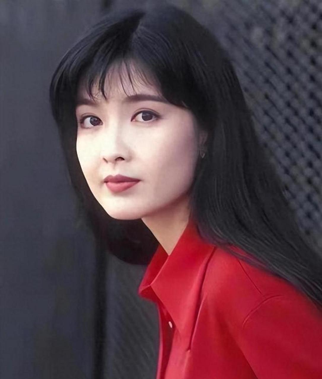 周慧敏因年轻时的丰富恋爱经历被称为"集邮女王".