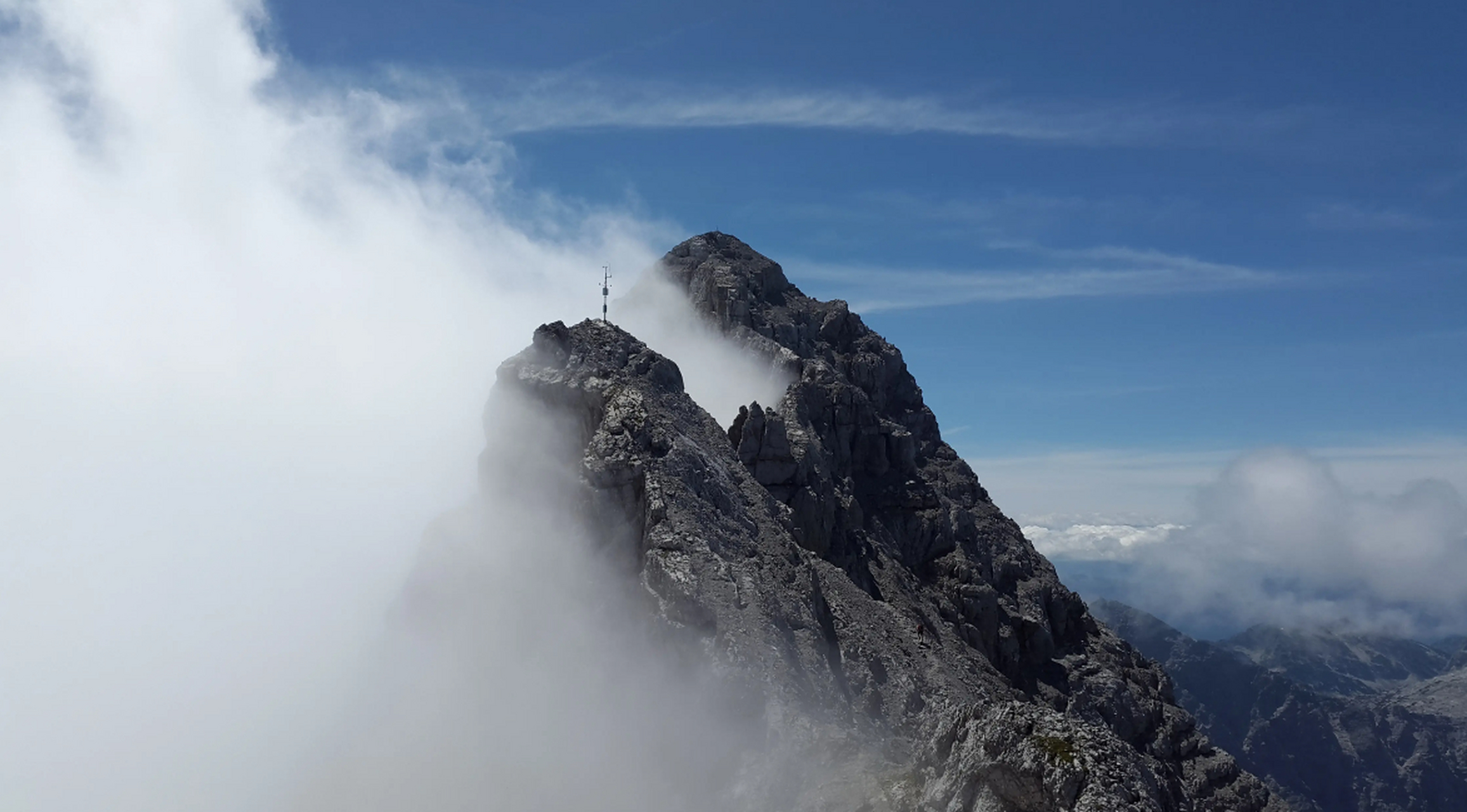 山峰巍峨耸立,峭壁嶙峋,云雾缭绕,层峦叠嶂,让人心生敬畏.